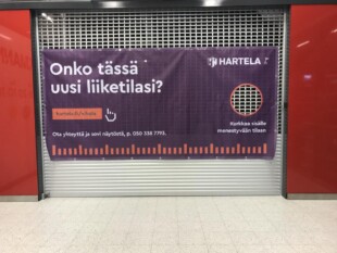 Työmaabanneri kurkistusreijällä kauppakeskuksessa