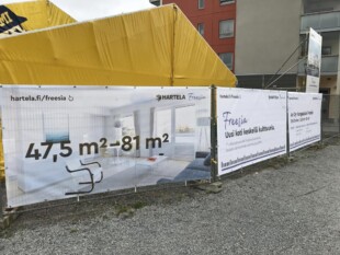 Kolme työmaa-aitabanneria