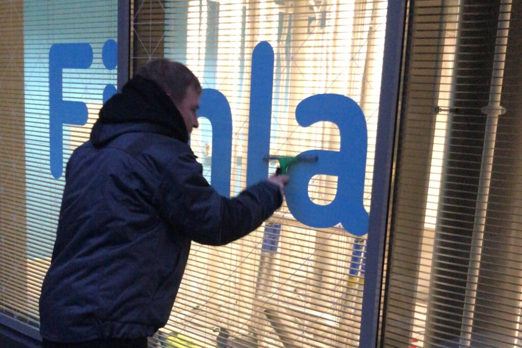 Lasiteippauksen asennustyö