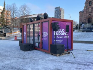 Kontin mainosteippaus ulkotapahtumaan