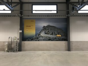 Teollisuushallin seinäteippaus