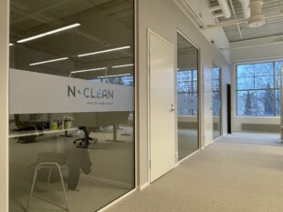 Näkösuoja huurreteipistä lasiseinään