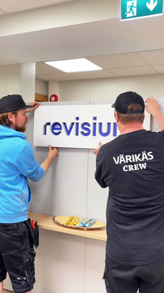 Revisium irtokirjainlogon asennus seinään