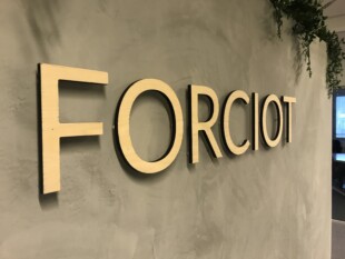 Forciot irtokirjainlogo seinällä