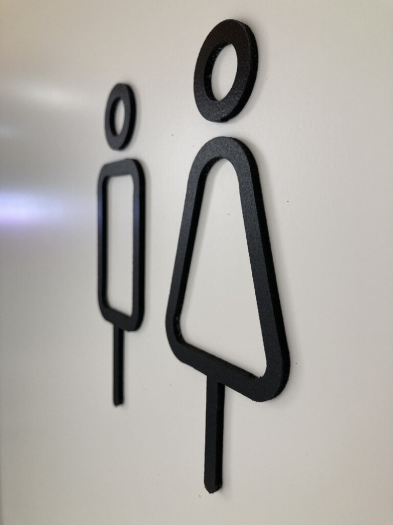 Muotoon leikatut mies ja nainen WC-kyltit 