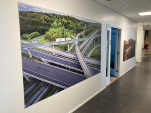 Valokuvalevy maisemasta seinällä