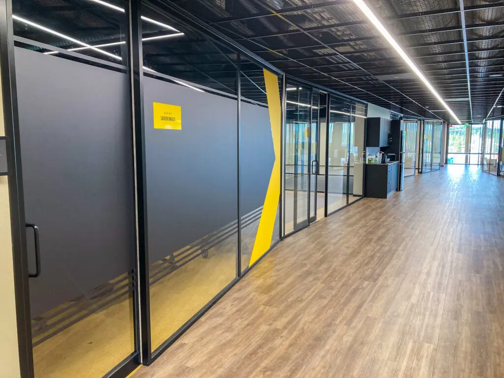 Novatronin toimitilojen tilabrändäys, jonka teimme heidän Pirkkalan pääkonttorille.